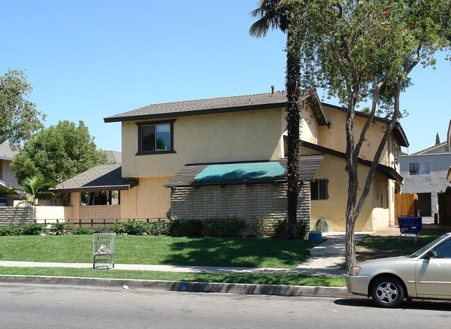 2047 N Park Ln in Orange, CA - Foto de edificio - Building Photo