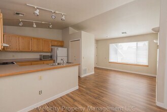 1095 NE Hidden Valley Dr in Bend, OR - Building Photo - Building Photo