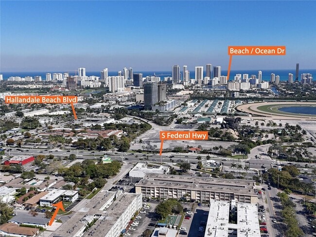 133 SE 4th Ave in Hallandale Beach, FL - Foto de edificio - Building Photo