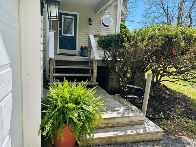 465 Tarpon Dr in Southold, NY - Building Photo - Building Photo
