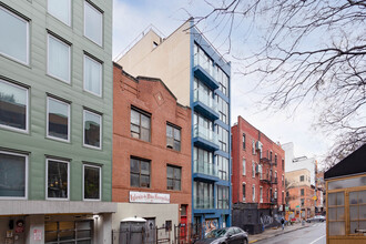 143 Meserole St in Brooklyn, NY - Foto de edificio - Building Photo