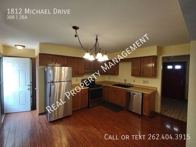 1812 Michael Dr in Waukesha, WI - Building Photo - Building Photo