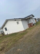 41 Washington St in Harrah, WA - Building Photo