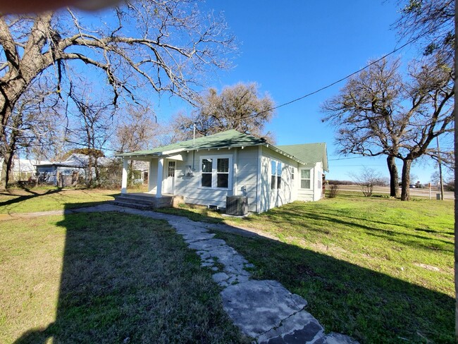 214 S Broadway St in Cresson, TX - Building Photo - Building Photo