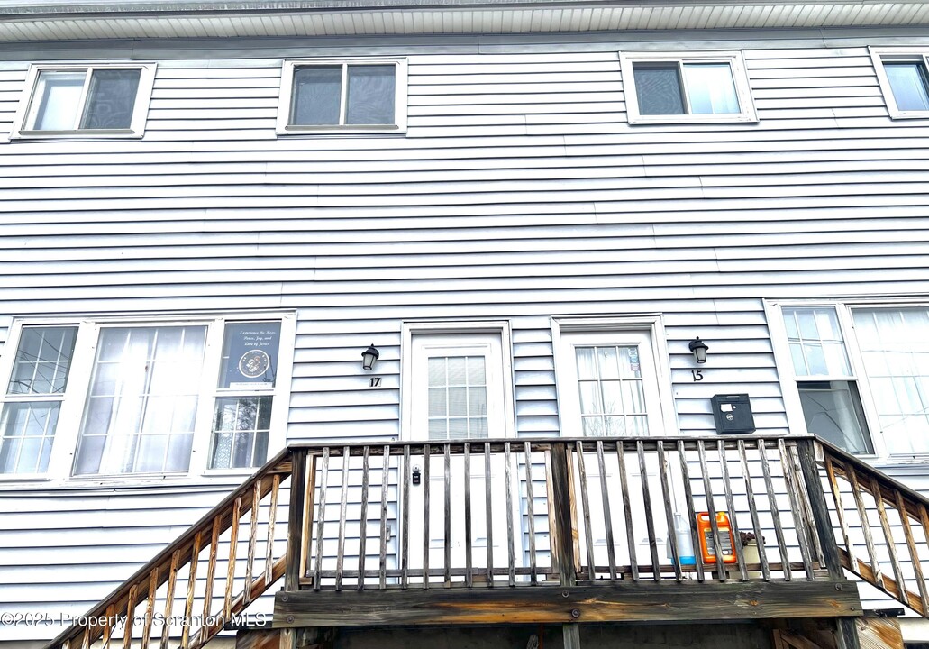 17 Green St in Edwardsville, PA - Building Photo