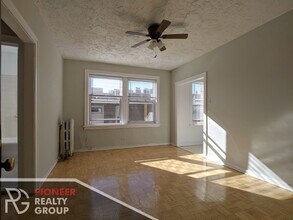 711 W Belmont Ave, Unit 711-410 in Chicago, IL - Foto de edificio - Building Photo