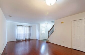 226 Matlook Pl in Franklin Township, NJ - Foto de edificio - Building Photo