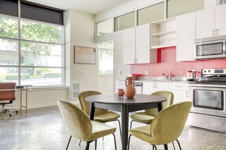 330 3rd Ave W in Seattle, WA - Foto de edificio - Building Photo