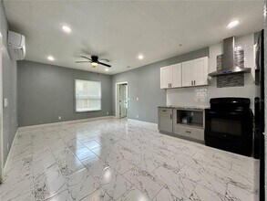 545 1/2 Highland St N in St. Petersburg, FL - Building Photo - Building Photo