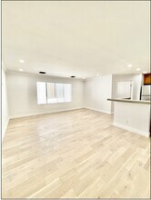 1540 Brockton Ave in Los Angeles, CA - Foto de edificio - Building Photo