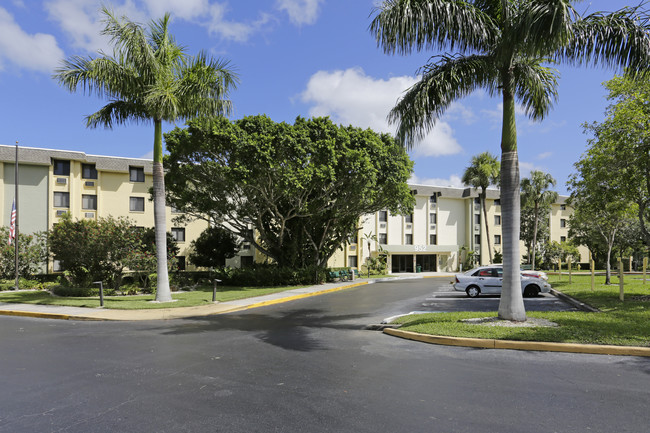 Goodlette Arms in Naples, FL - Building Photo - Building Photo