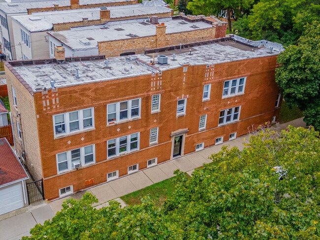 property at 3825 W Roscoe St