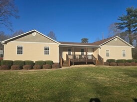 2102 Kingsbury Rd in Hendersonville, NC - Building Photo