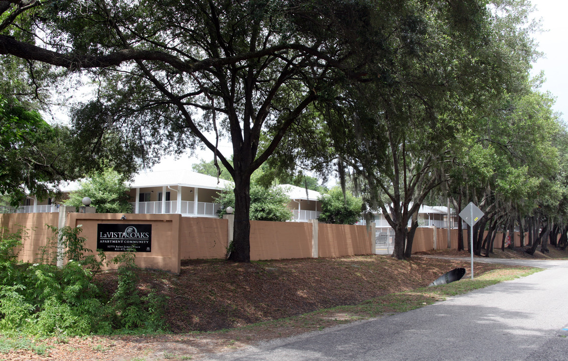 St James Place Townhomes in Tampa, FL - Building Photo