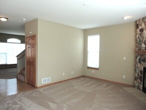 3935 Rivers Crossing Dr in Waukesha, WI - Building Photo - Building Photo