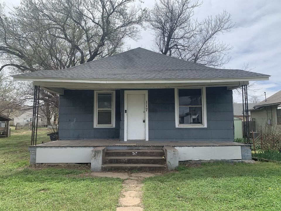 117 W Cedar Ave in Enid, OK - Building Photo