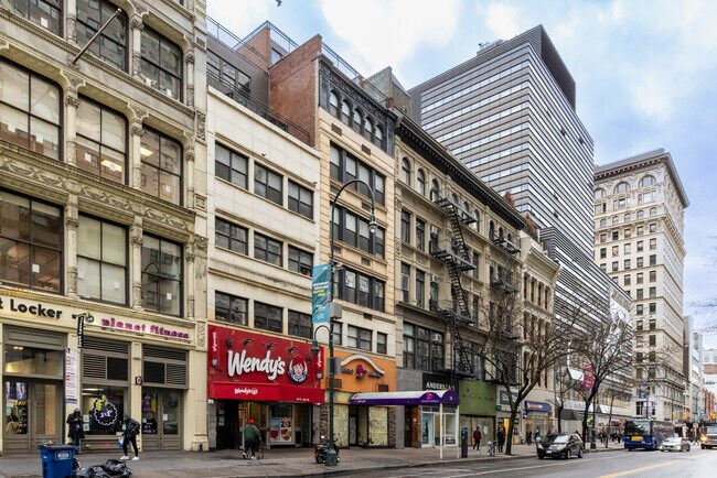 7 E 13th St in New York, NY - Building Photo - Building Photo