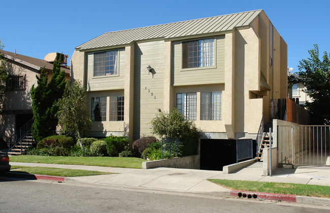 1351 Carlton Dr in Glendale, CA - Foto de edificio - Building Photo