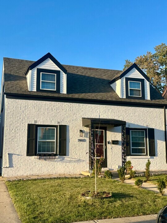 7802 W Victoria St in Chicago, IL - Building Photo