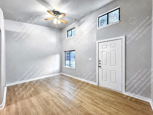 1108 W McCarty Ln in San Marcos, TX - Building Photo - Building Photo
