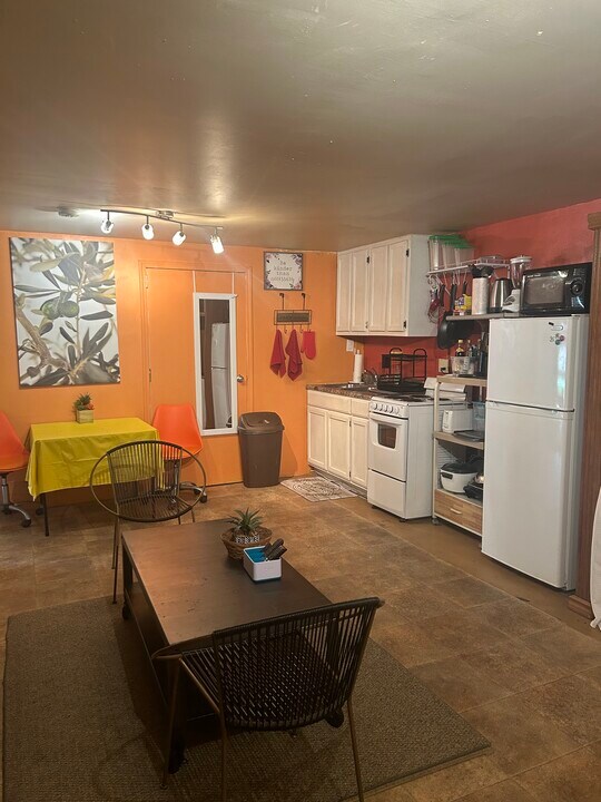 483 E Las Flores Dr in Altadena, CA - Building Photo