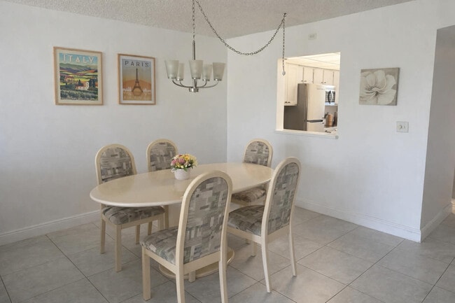 3300 W Rolling Hills Cir, Unit 509 in Davie, FL - Foto de edificio - Building Photo