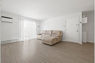 201 N Waters Edge Dr in Glendale Heights, IL - Building Photo - Building Photo