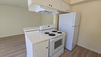 1001 E Stearns Ave, Unit 14 in La Habra, CA - Building Photo - Building Photo