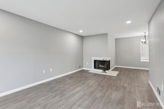 1086 Schmidt Ln in North Brunswick, NJ - Building Photo - Building Photo