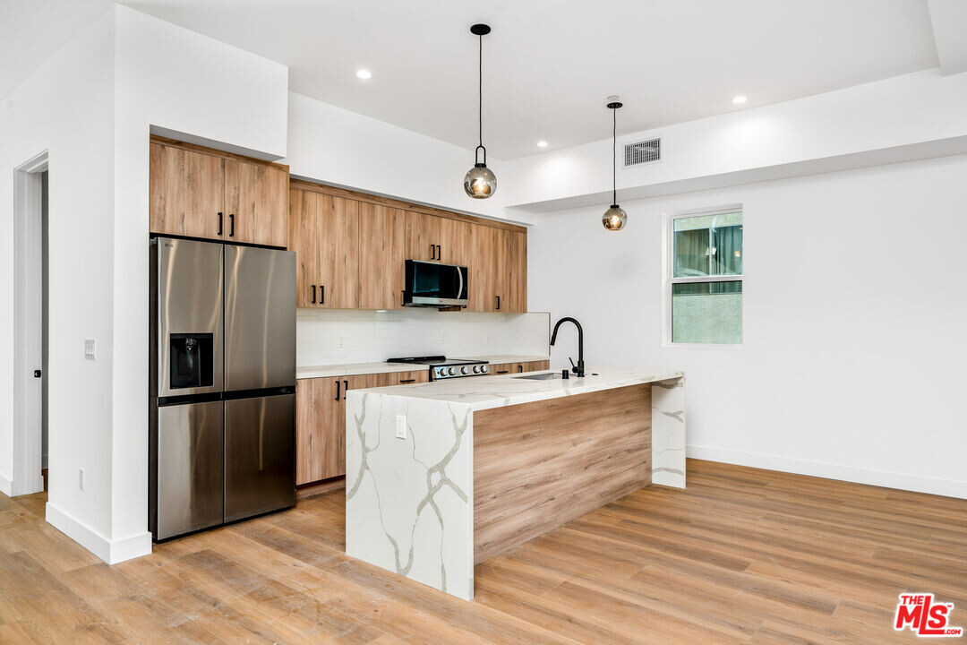 10821 Morrison St in Los Angeles, CA - Building Photo