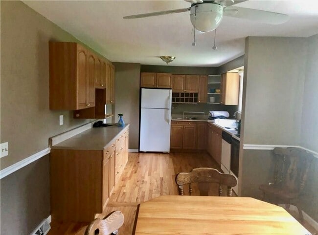 7776 Thompson Rd, Unit Upper unit in Syracuse, NY - Foto de edificio - Building Photo