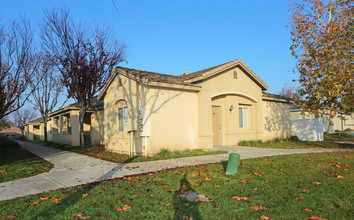 Liberty Park Apartments in Bakersfield, CA - Foto de edificio - Building Photo