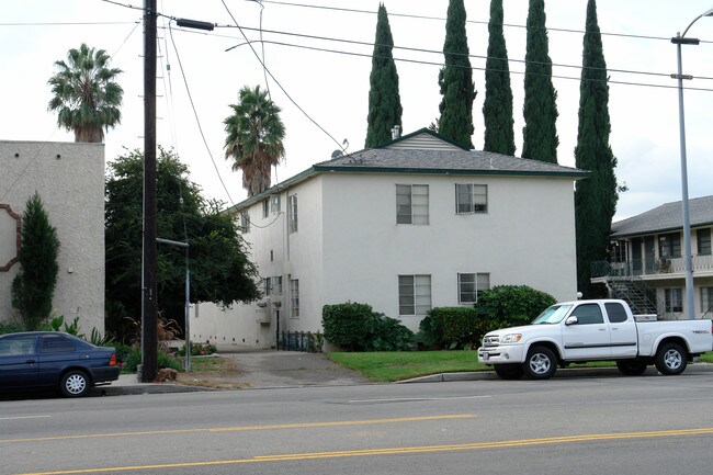 13950 Burbank Blvd in Van Nuys, CA - Building Photo - Building Photo