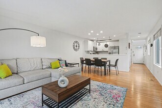 7423 Sunnyside Ave N in Seattle, WA - Building Photo - Building Photo