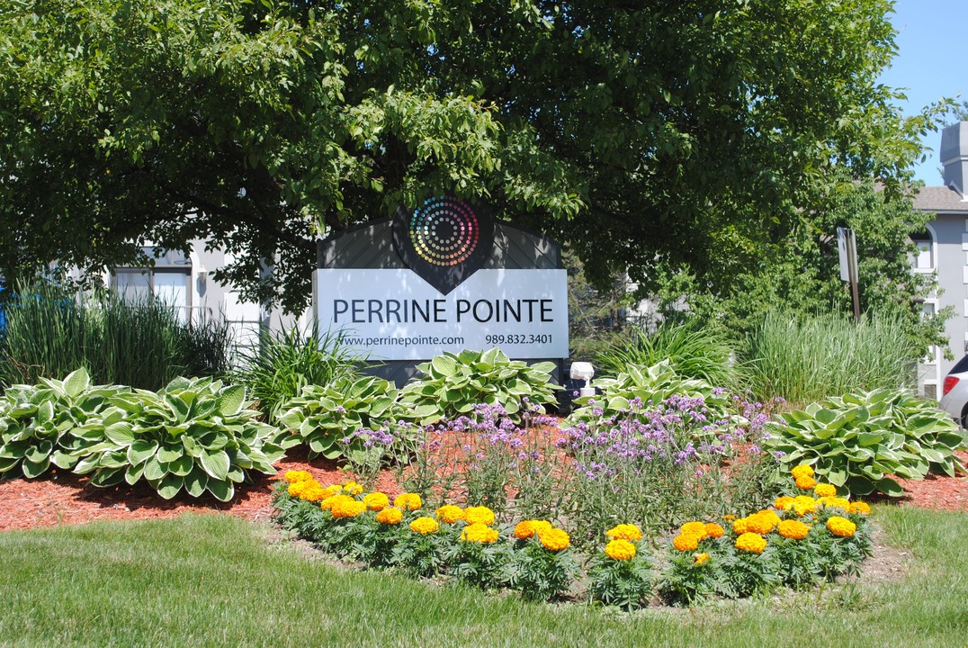 Perrine Pointe in Midland, MI - Foto de edificio