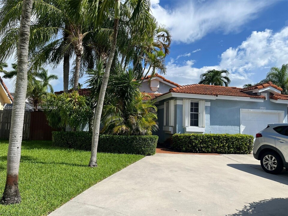 8539 SW 211th Ter in Cutler Bay, FL - Building Photo