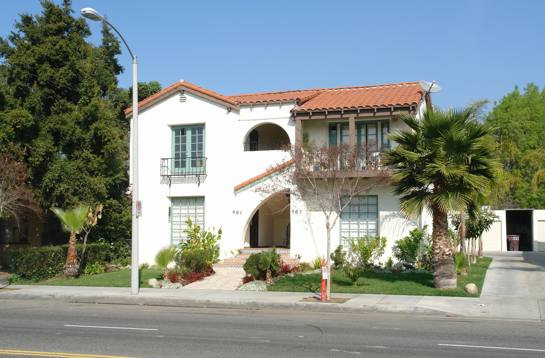 901 E Chevy Chase Dr in Glendale, CA - Building Photo