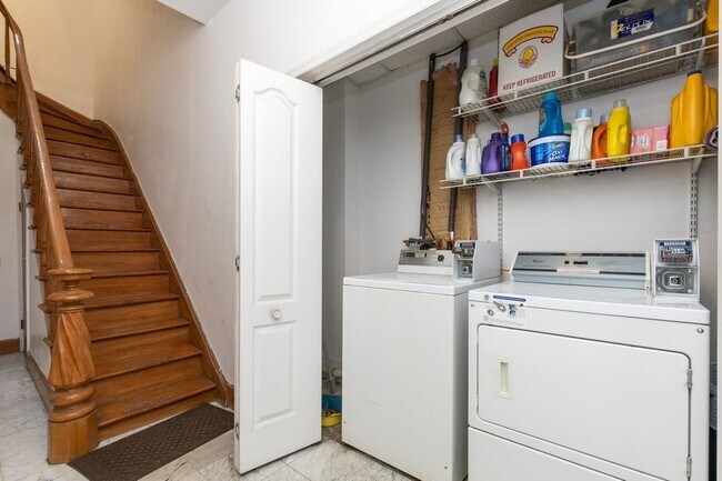 204 Christopher Columbus Dr in Jersey City, NJ - Building Photo - Building Photo