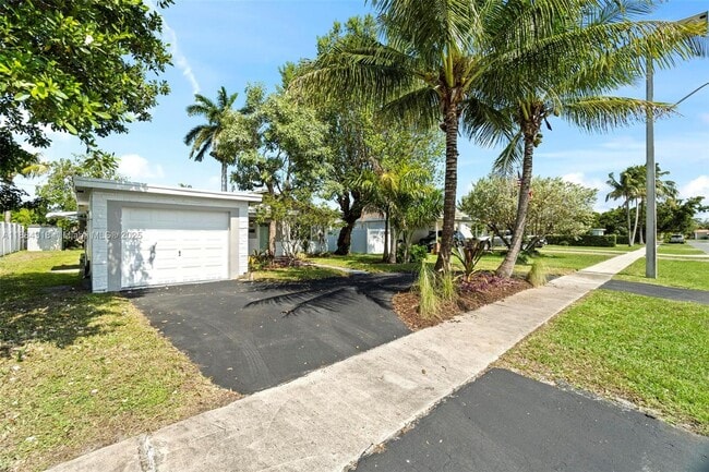 838 NW 10th Ave in Dania Beach, FL - Foto de edificio - Building Photo