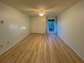 4900 Overland Ave, Unit 324 in Culver City, CA - Foto de edificio - Building Photo