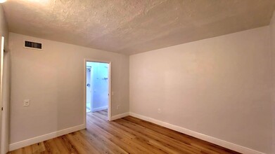 8617 SW 68th Ct, Unit #3 in Pinecrest, FL - Foto de edificio - Building Photo