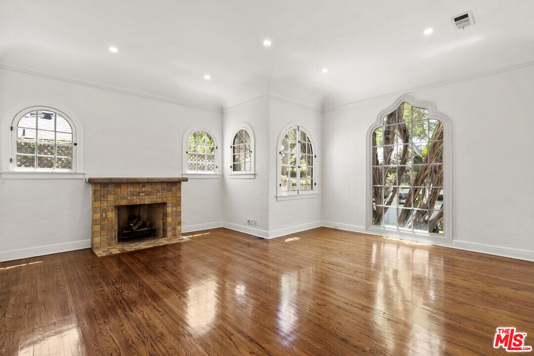 448 Westmount Dr in West Hollywood, CA - Building Photo