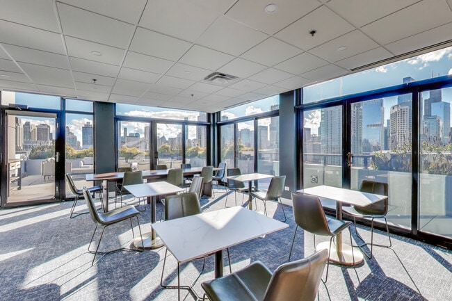 375 W Erie St, Unit 522 in Chicago, IL - Building Photo - Building Photo