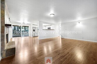 5695 SW Washington Ct in Lake Oswego, OR - Building Photo - Building Photo