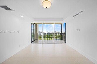 20301 W Country Club Dr, Unit 1122 in Aventura, FL - Building Photo - Building Photo