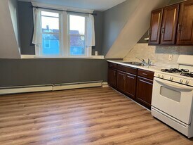 16 Tuxedo Ave, Unit 3 2BR + Bonus Room in Providence, RI - Building Photo