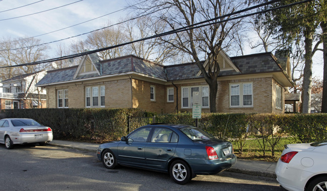 129 Broadway in Huntington Station, NY - Building Photo - Building Photo