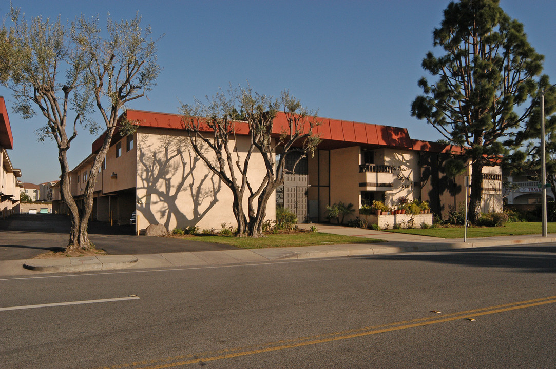 Las Posas Capri in Camarillo, CA - Building Photo