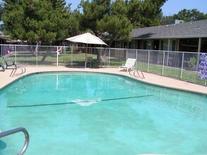 2708 Wilson Ave in Redding, CA - Foto de edificio - Building Photo