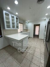 715 S Woodland St in Visalia, CA - Foto de edificio - Building Photo